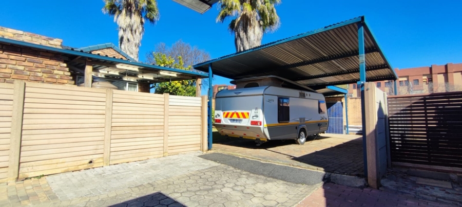 3 Bedroom Property for Sale in Rooihuiskraal North Gauteng