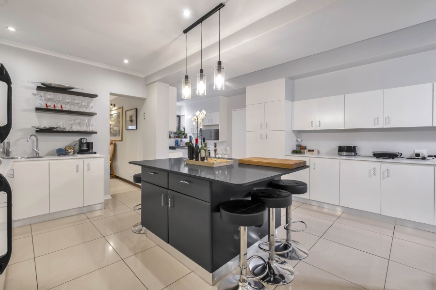 5 Bedroom Property for Sale in Gallo Manor Gauteng