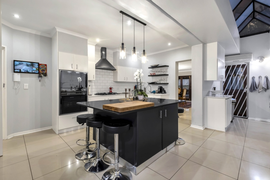 5 Bedroom Property for Sale in Gallo Manor Gauteng