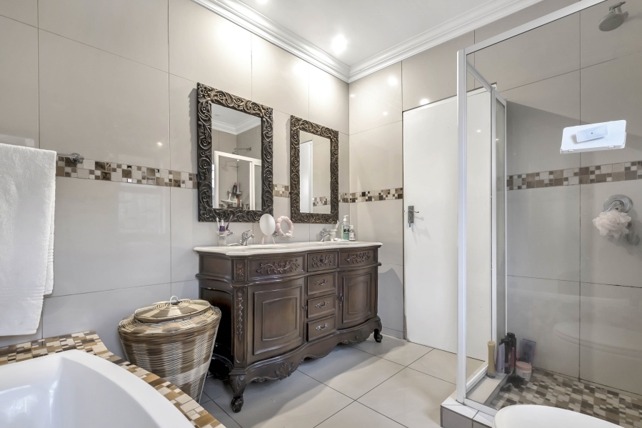 5 Bedroom Property for Sale in Gallo Manor Gauteng