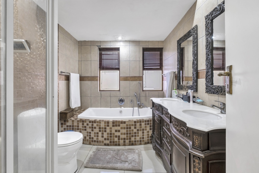 5 Bedroom Property for Sale in Gallo Manor Gauteng