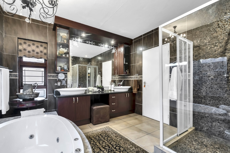 5 Bedroom Property for Sale in Gallo Manor Gauteng