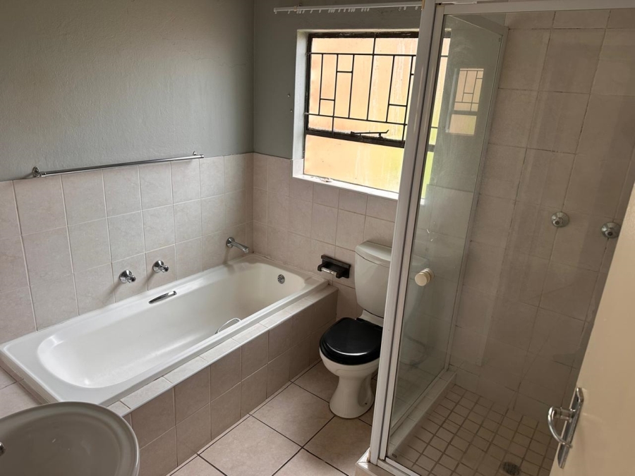 2 Bedroom Property for Sale in Roodekrans Gauteng