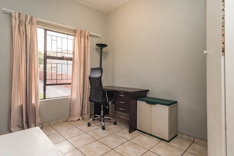 2 Bedroom Property for Sale in Roodekrans Gauteng