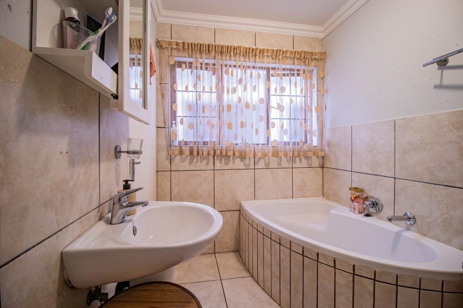 3 Bedroom Property for Sale in Sonneveld Gauteng