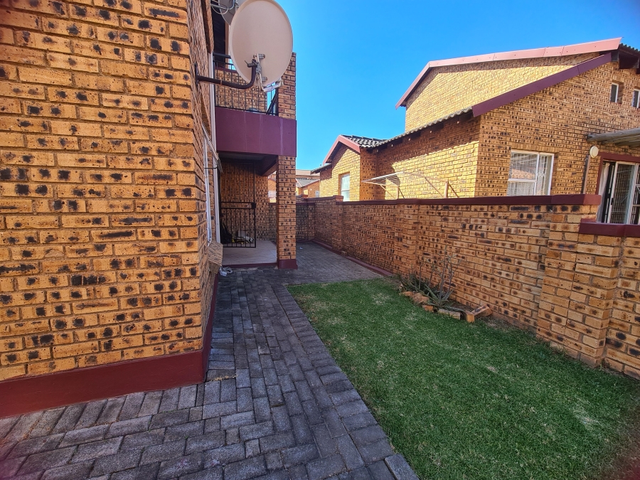 2 Bedroom Property for Sale in Honeydew Grove Gauteng