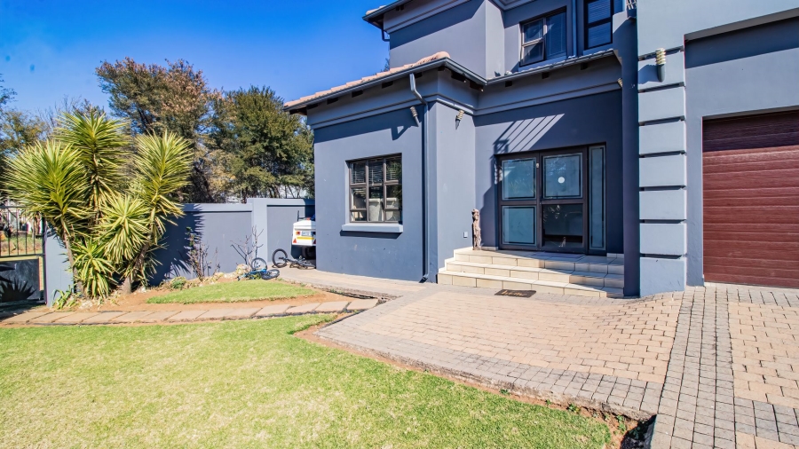 To Let 4 Bedroom Property for Rent in Aspen Hills Gauteng