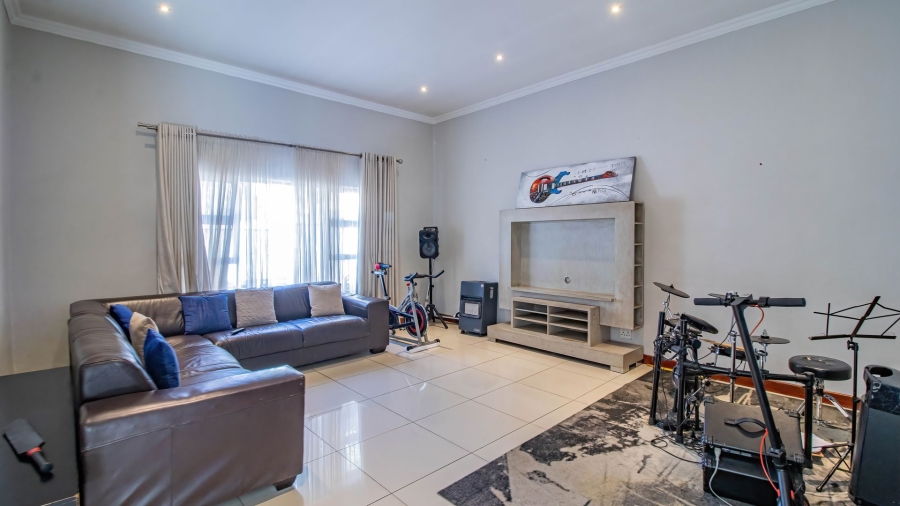 To Let 4 Bedroom Property for Rent in Aspen Hills Gauteng