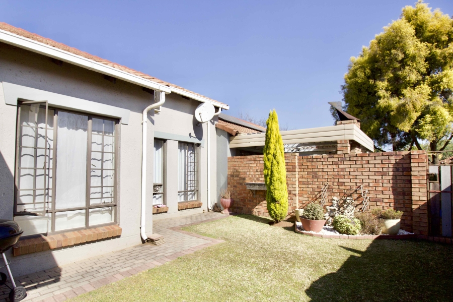 2 Bedroom Property for Sale in Monavoni Gauteng
