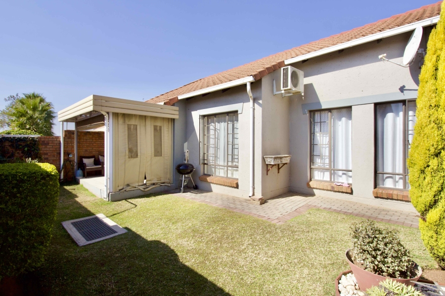 2 Bedroom Property for Sale in Monavoni Gauteng