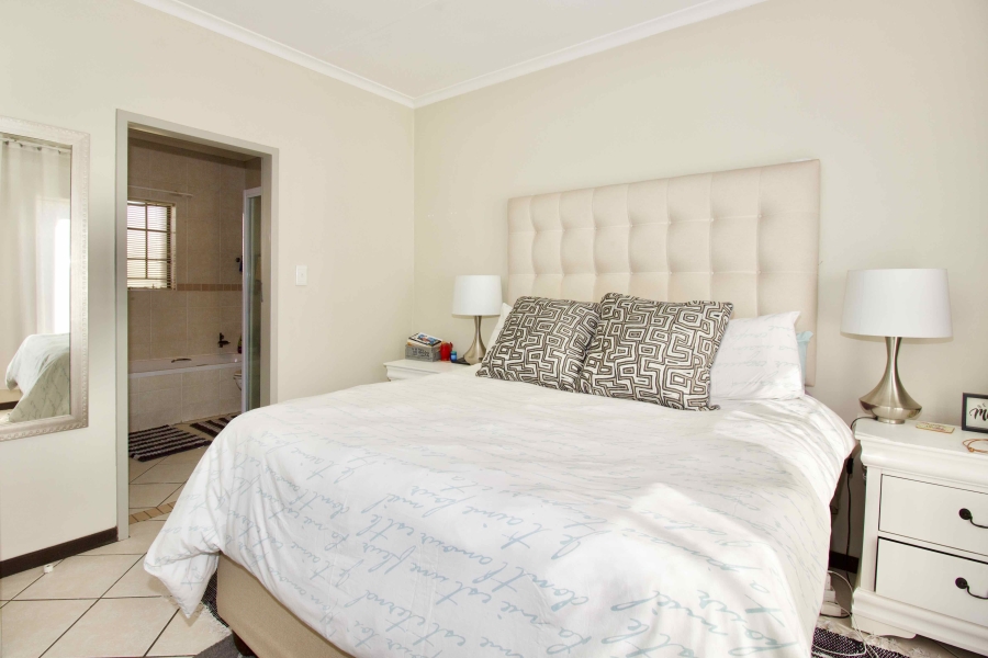 2 Bedroom Property for Sale in Monavoni Gauteng