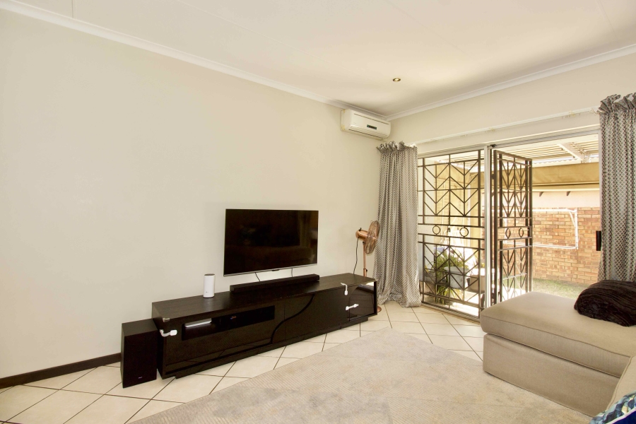 2 Bedroom Property for Sale in Monavoni Gauteng