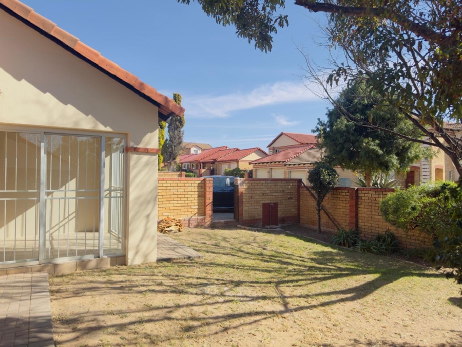 To Let 2 Bedroom Property for Rent in Noordwyk Gauteng