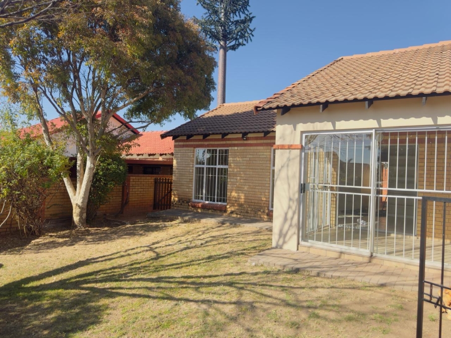 To Let 2 Bedroom Property for Rent in Noordwyk Gauteng