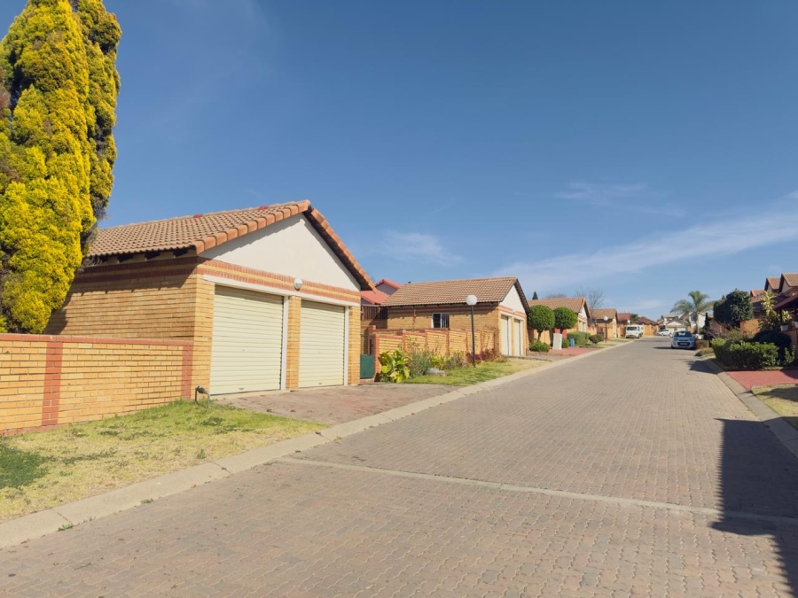 To Let 2 Bedroom Property for Rent in Noordwyk Gauteng