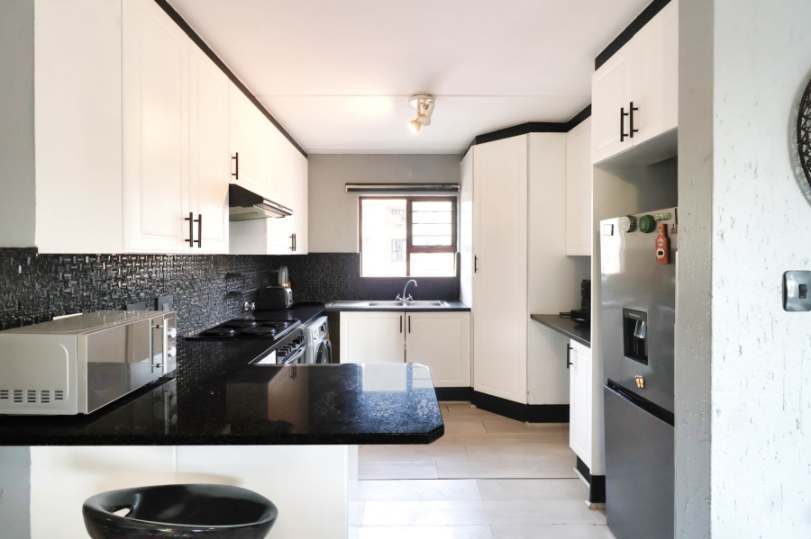 To Let 2 Bedroom Property for Rent in Lonehill Gauteng