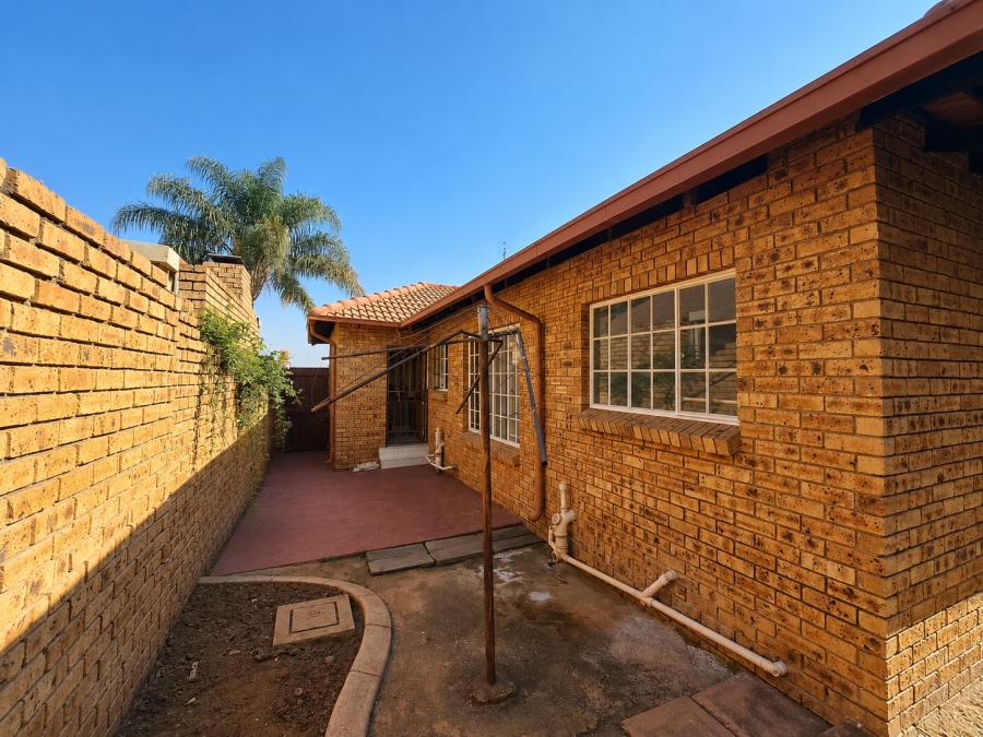 3 Bedroom Property for Sale in Rooihuiskraal North Gauteng