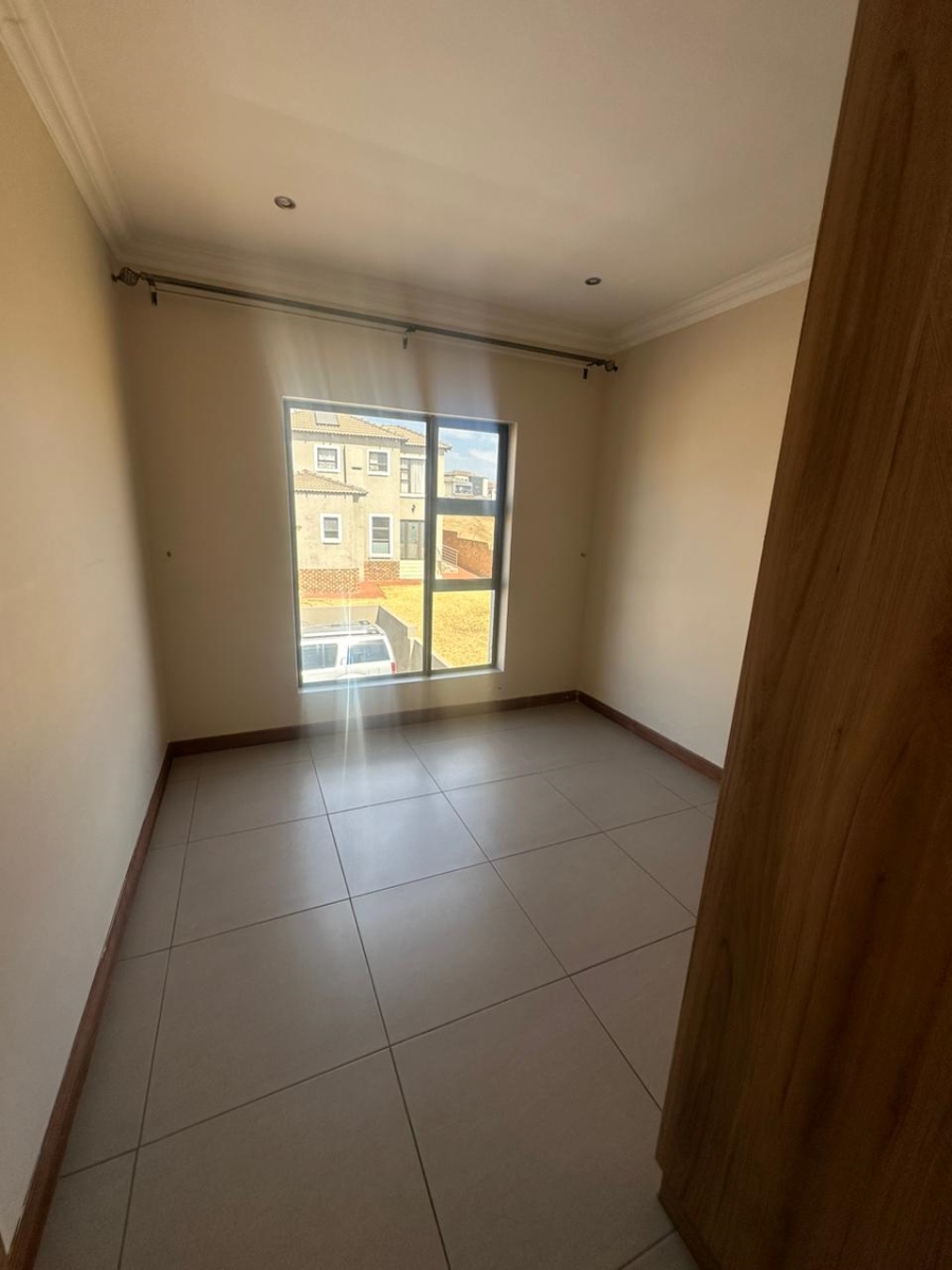 To Let 3 Bedroom Property for Rent in Thatchfield Hills Gauteng