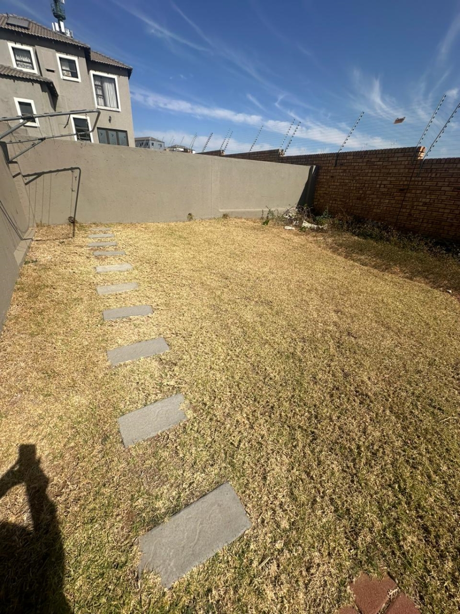 To Let 3 Bedroom Property for Rent in Thatchfield Hills Gauteng