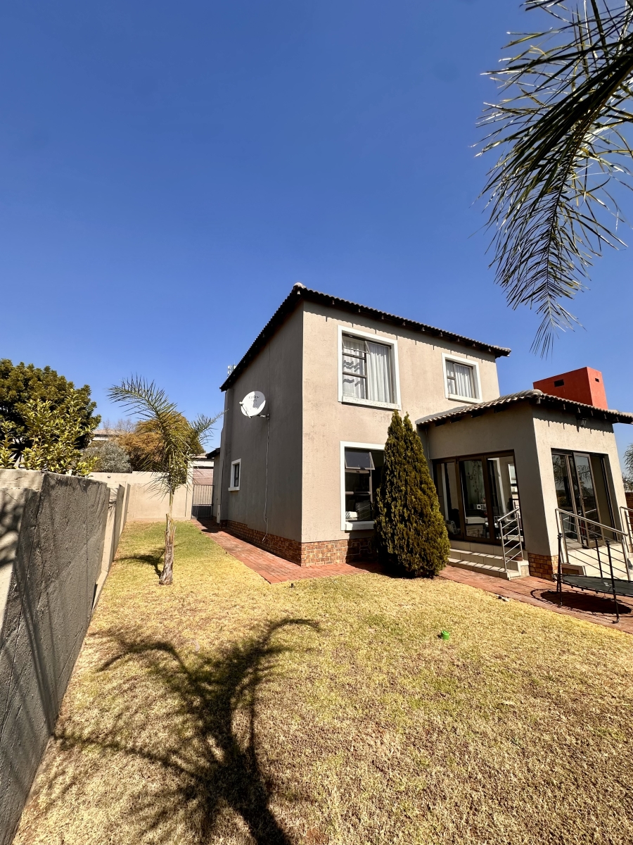 To Let 3 Bedroom Property for Rent in Thatchfield Hills Gauteng