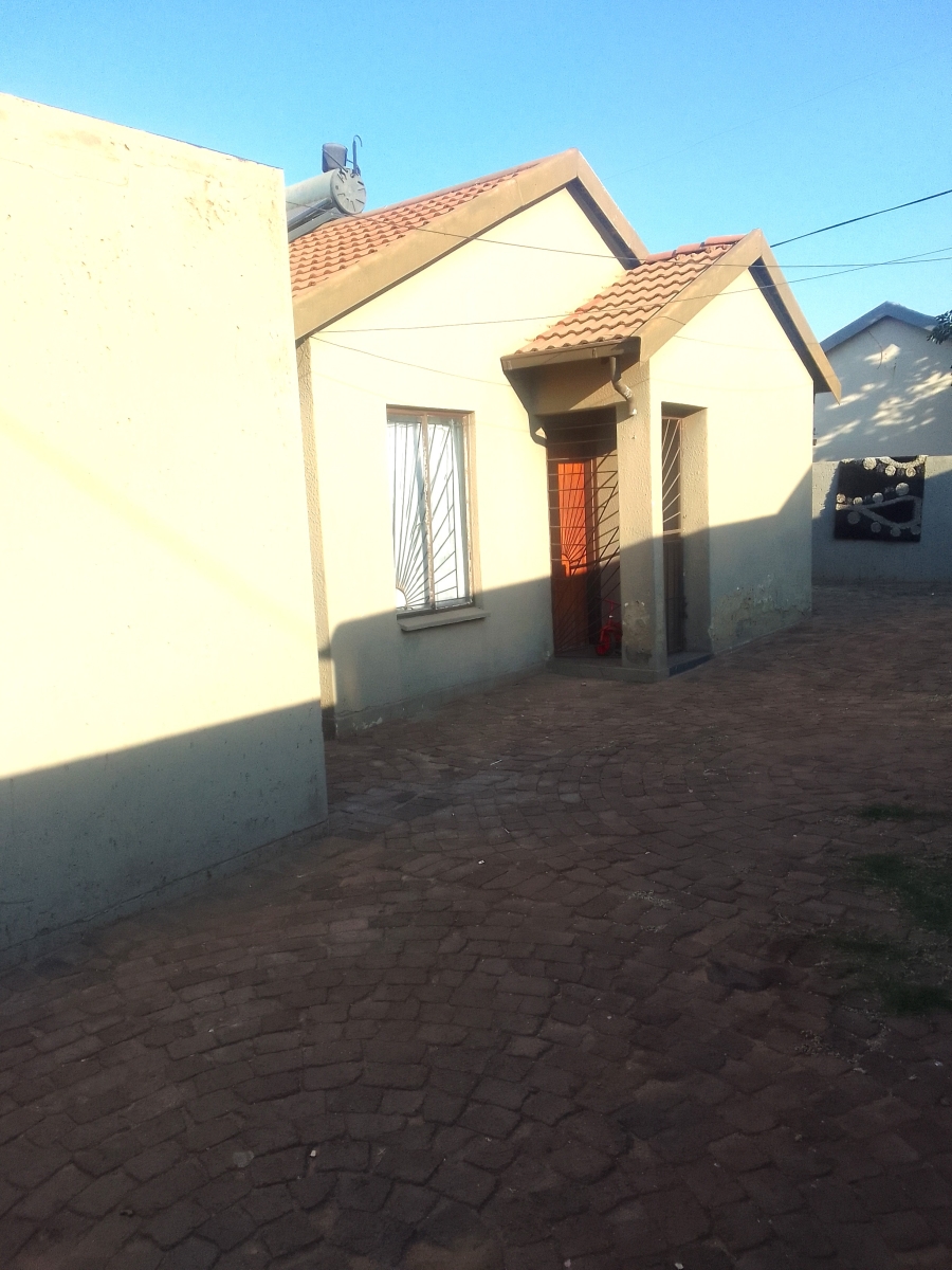 5 Bedroom Property for Sale in Clayville Gauteng