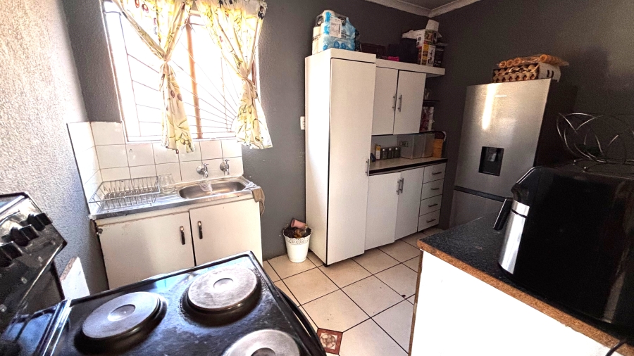 5 Bedroom Property for Sale in Clayville Gauteng