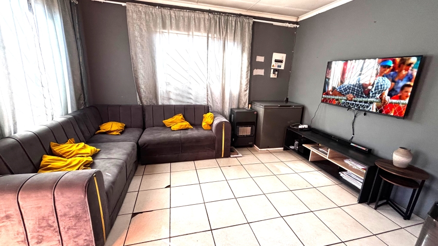 5 Bedroom Property for Sale in Clayville Gauteng