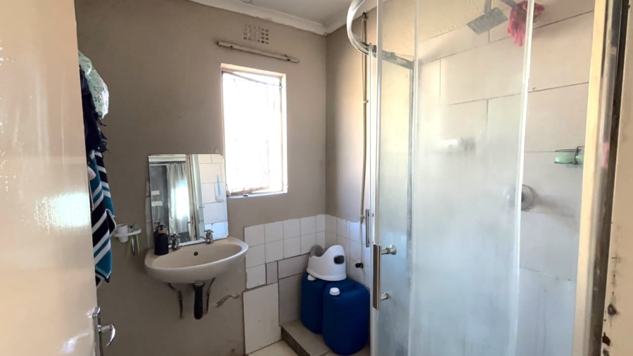 5 Bedroom Property for Sale in Clayville Gauteng