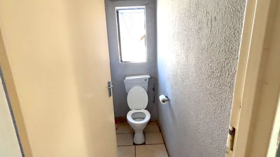 5 Bedroom Property for Sale in Clayville Gauteng