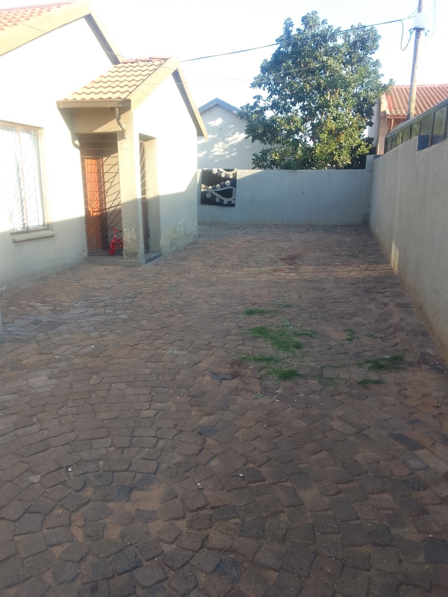5 Bedroom Property for Sale in Clayville Gauteng