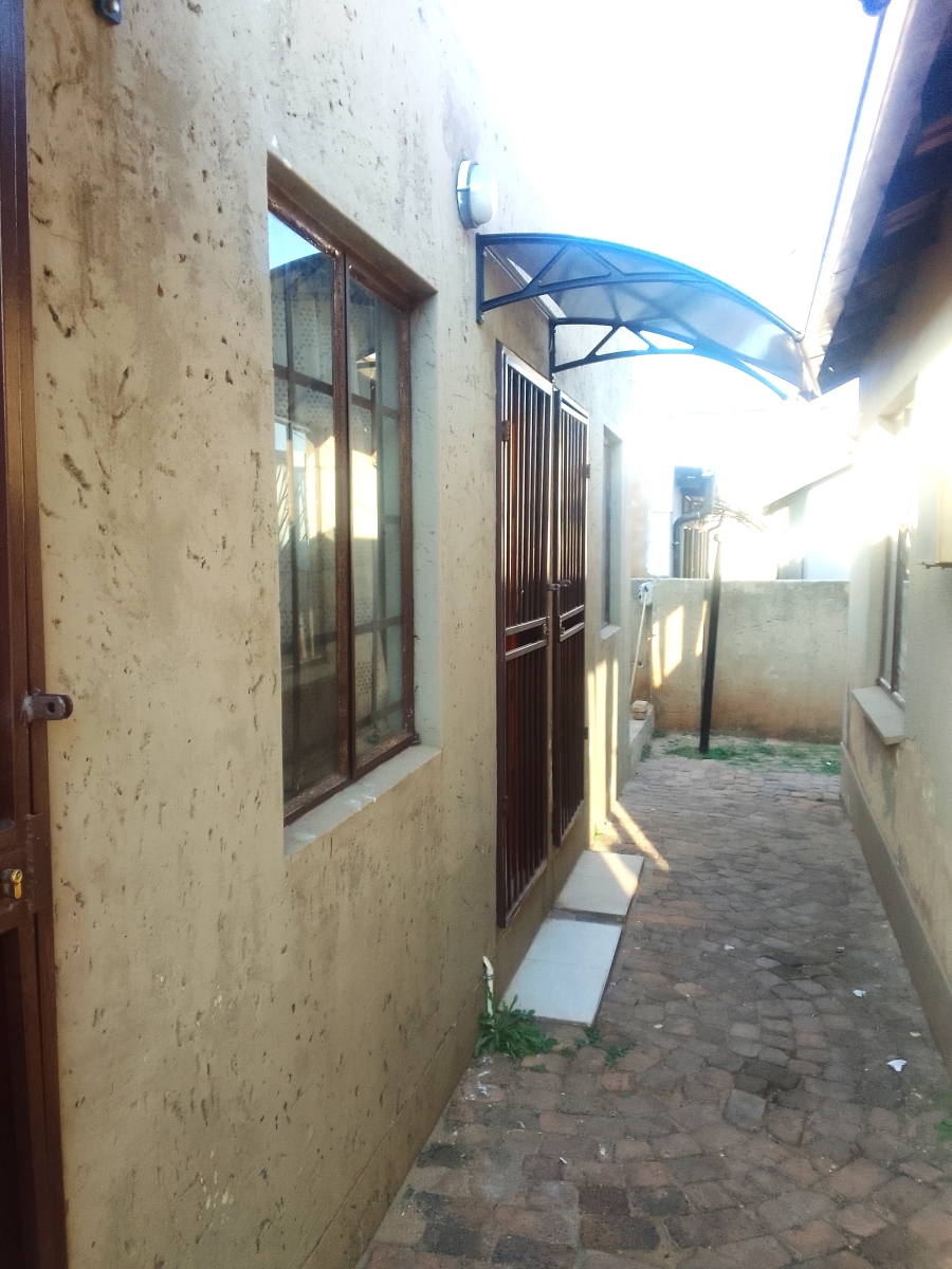 5 Bedroom Property for Sale in Clayville Gauteng