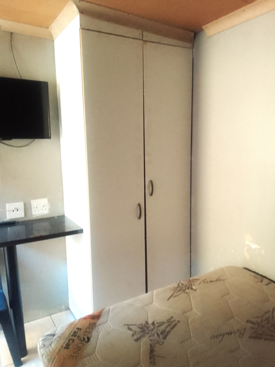 5 Bedroom Property for Sale in Clayville Gauteng