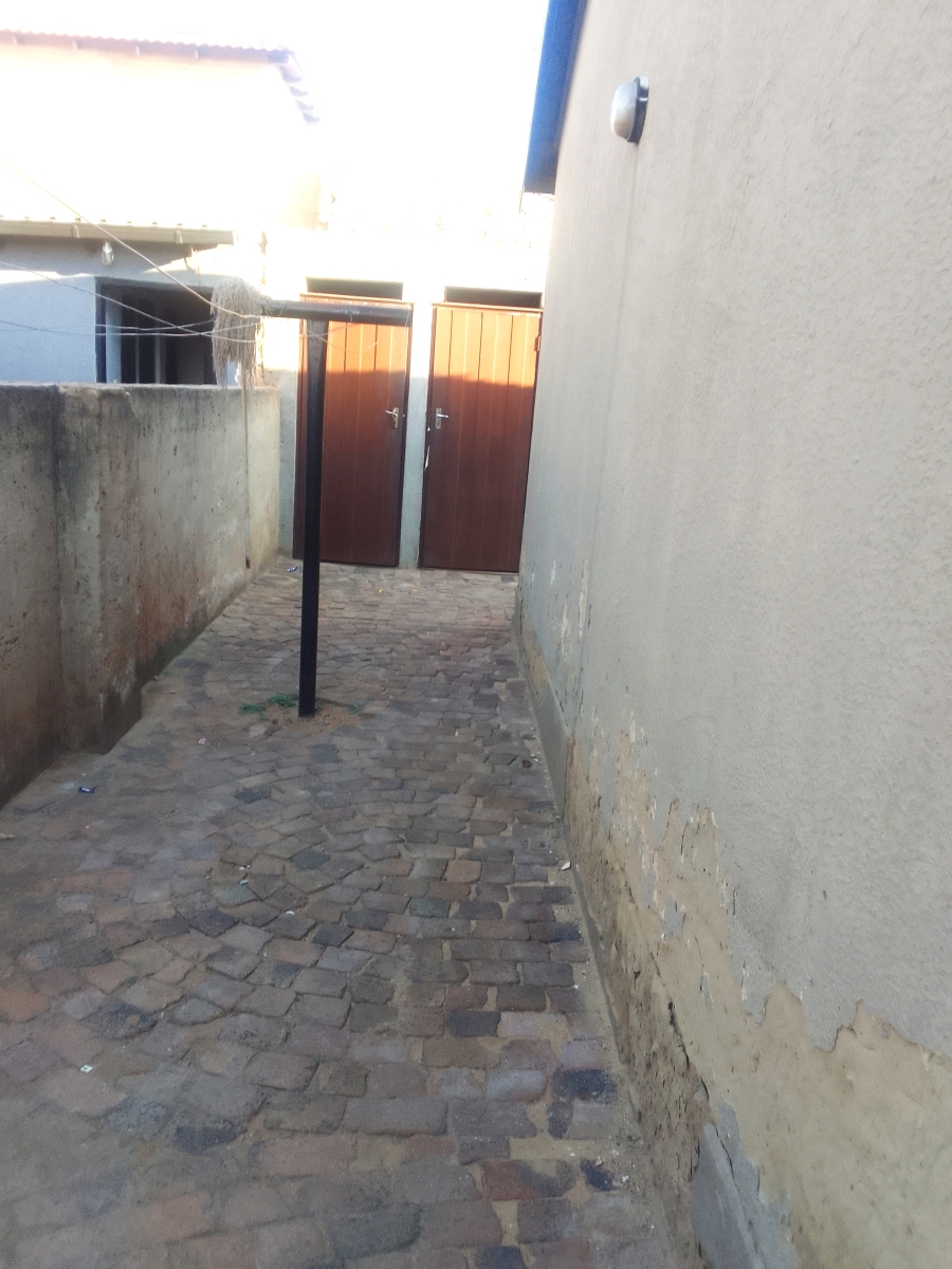 5 Bedroom Property for Sale in Clayville Gauteng