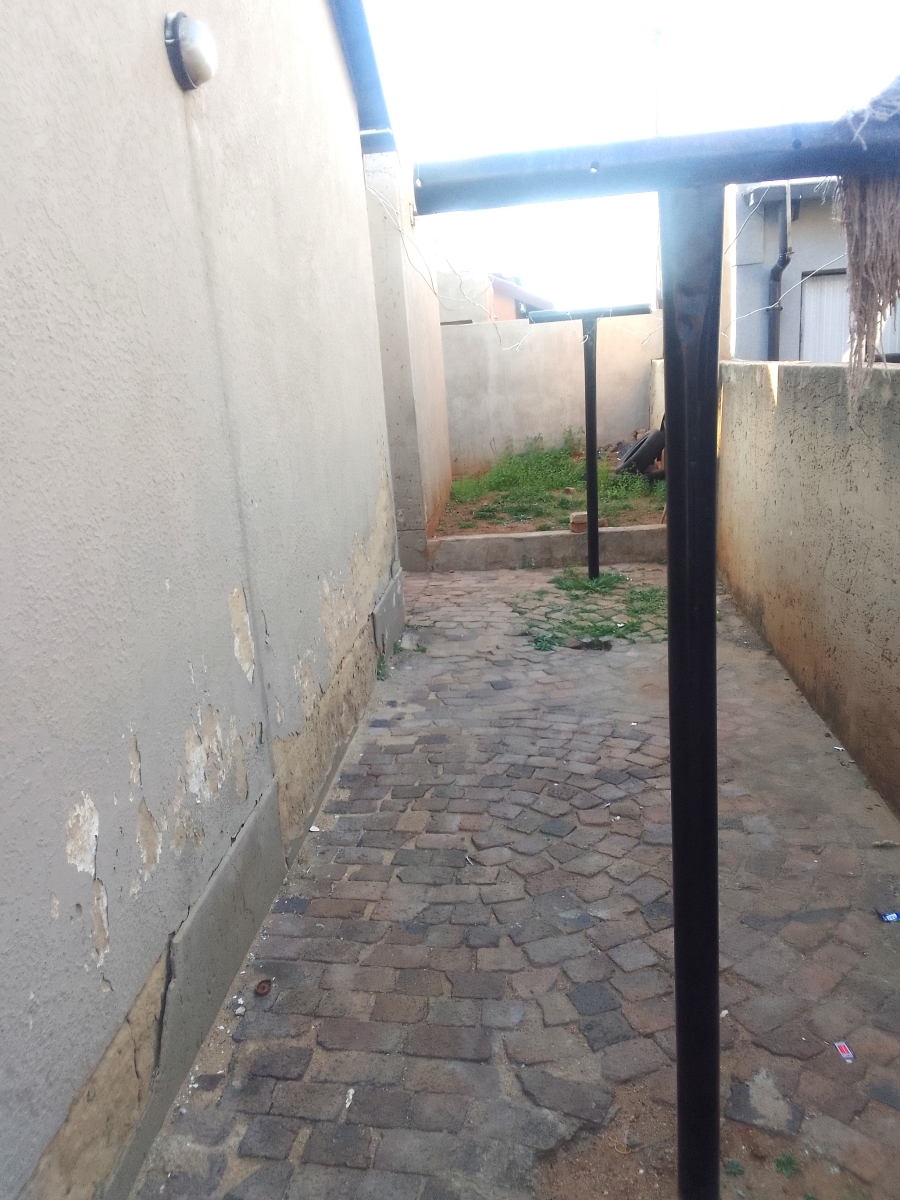 5 Bedroom Property for Sale in Clayville Gauteng