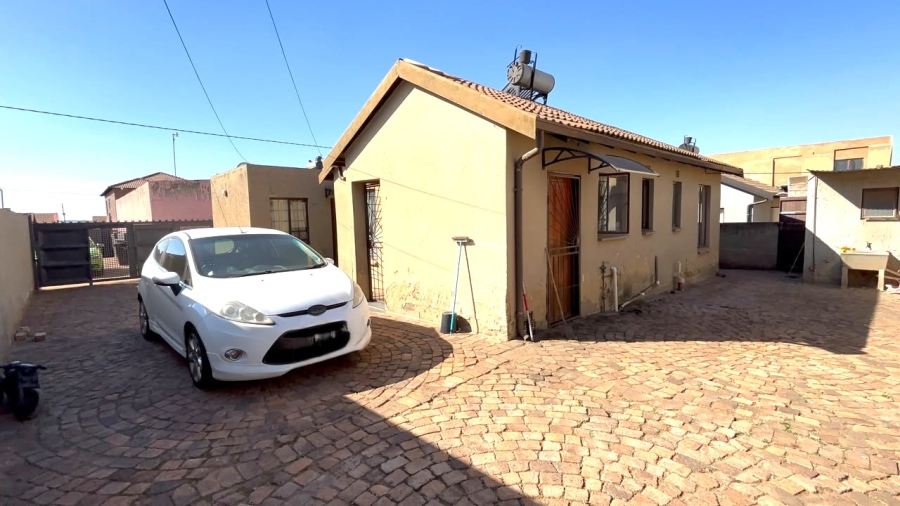5 Bedroom Property for Sale in Clayville Gauteng