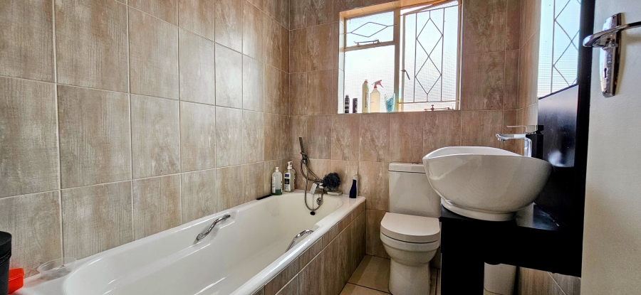 3 Bedroom Property for Sale in Three Rivers Proper Gauteng