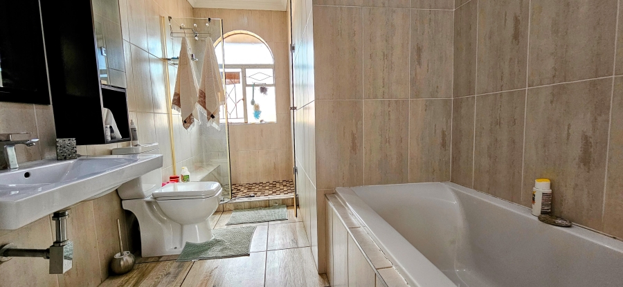 3 Bedroom Property for Sale in Three Rivers Proper Gauteng