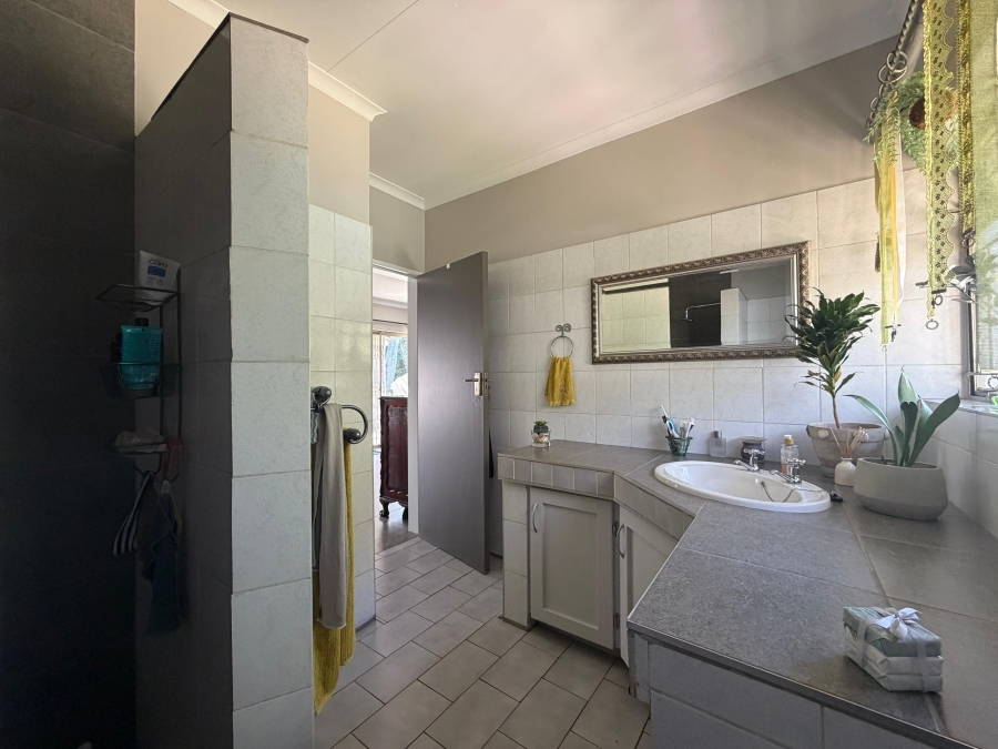 5 Bedroom Property for Sale in Silver Lakes Golf Estate Gauteng