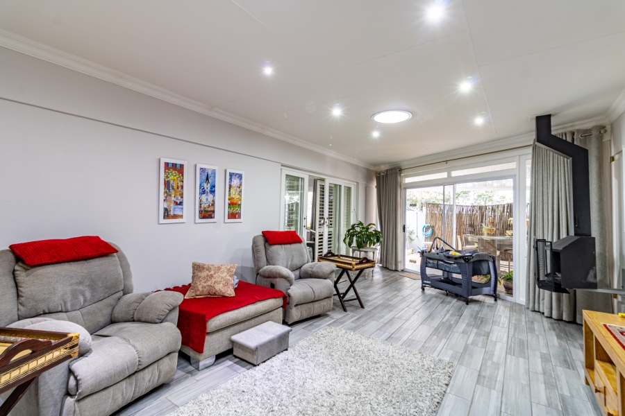 5 Bedroom Property for Sale in Silver Lakes Golf Estate Gauteng