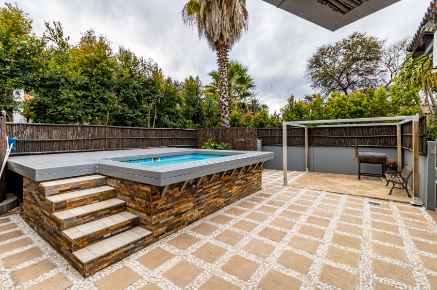 5 Bedroom Property for Sale in Silver Lakes Golf Estate Gauteng