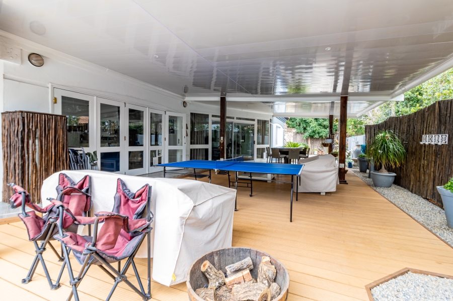 5 Bedroom Property for Sale in Silver Lakes Golf Estate Gauteng