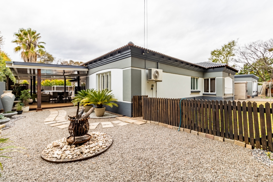 5 Bedroom Property for Sale in Silver Lakes Golf Estate Gauteng