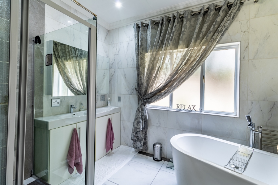To Let 5 Bedroom Property for Rent in Silver Lakes Golf Estate Gauteng