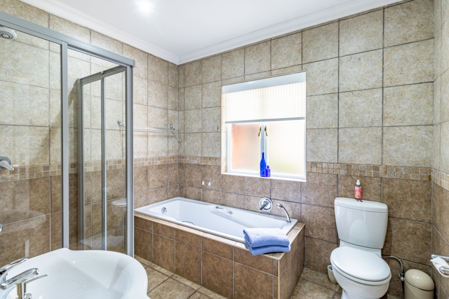To Let 5 Bedroom Property for Rent in Silver Lakes Golf Estate Gauteng