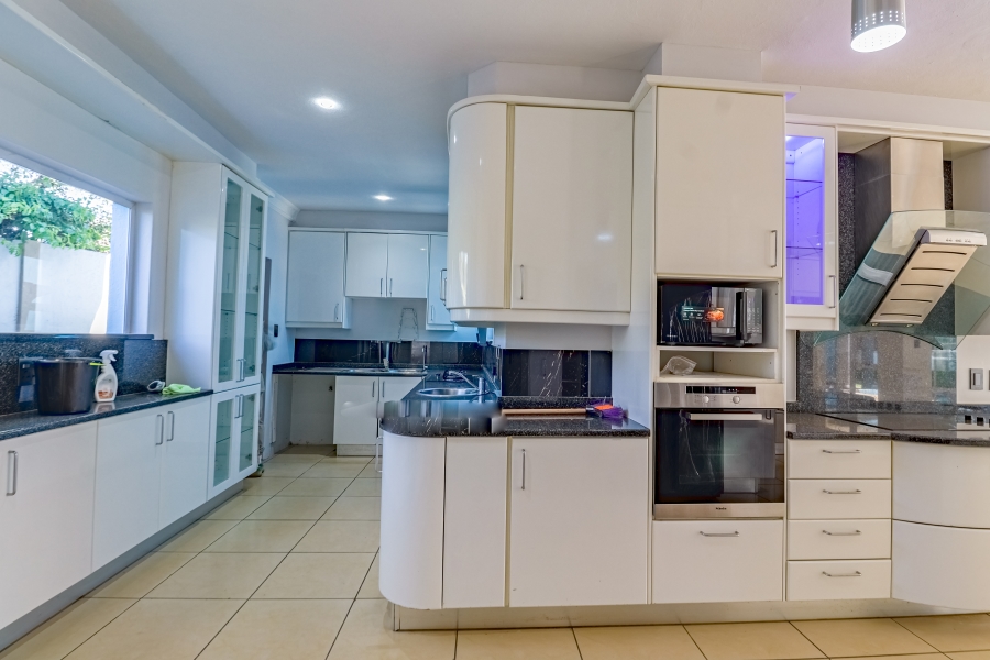 6 Bedroom Property for Sale in Silver Lakes Golf Estate Gauteng