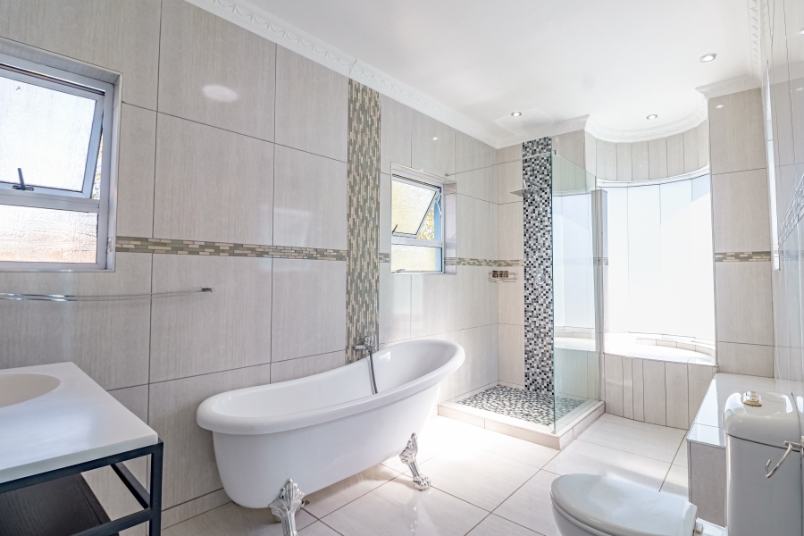 6 Bedroom Property for Sale in Silver Lakes Golf Estate Gauteng