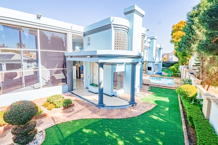 6 Bedroom Property for Sale in Silver Lakes Golf Estate Gauteng