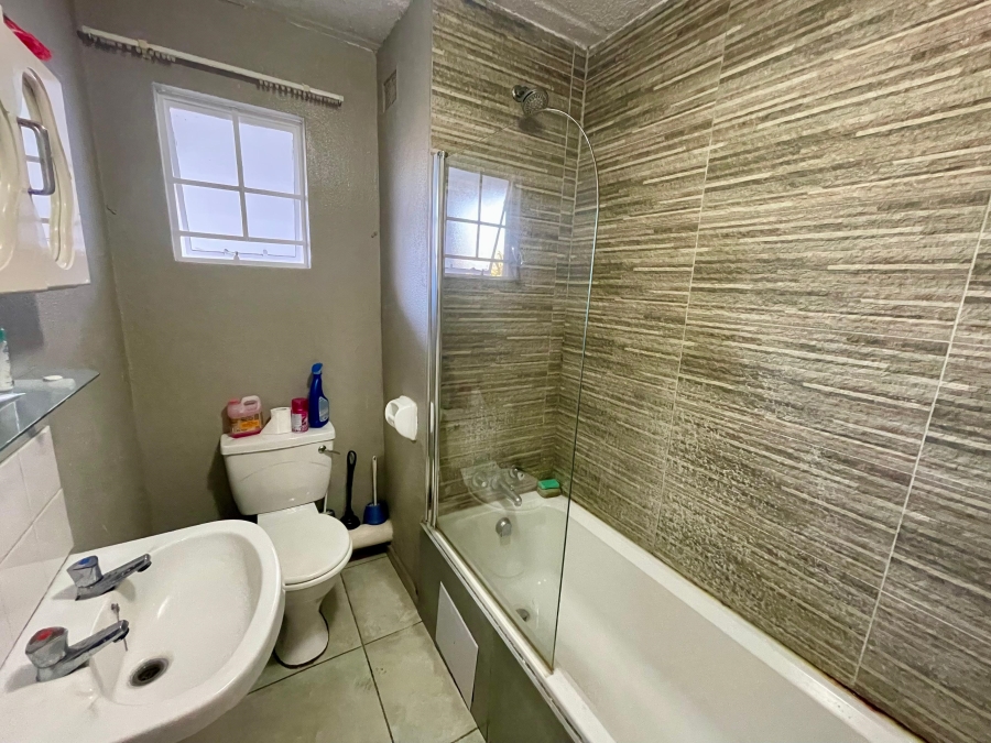 2 Bedroom Property for Sale in Groenkloof Gauteng