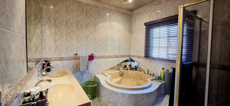 6 Bedroom Property for Sale in Amandasig Gauteng