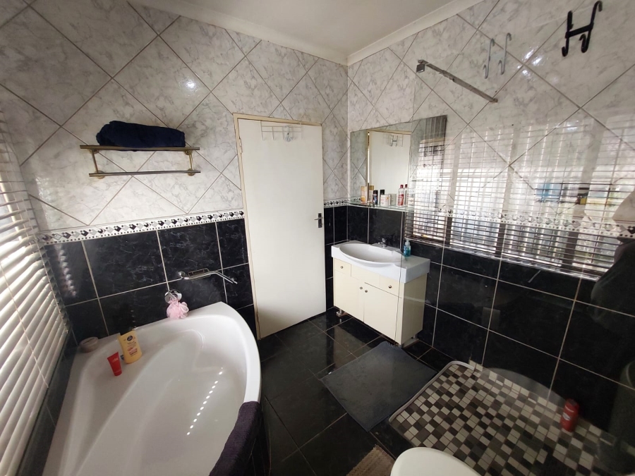 5 Bedroom Property for Sale in Lambton Gauteng